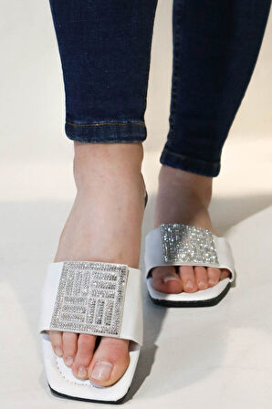 Sermoda Kare Taş Tokalı Yazlık Kadın Terlik Düz Tabanlı Terlik Beyaz