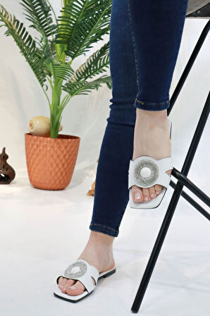 Sermoda Düz Tabanlı Broş Slikon Taşlı Kadın Yazlık Terlik  NW Beyaz