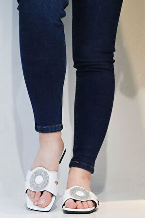 Sermoda Düz Tabanlı Broş Slikon Taşlı Kadın Yazlık Terlik  NW Beyaz