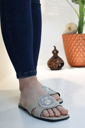 Sermoda Düz Tabanlı Broş Slikon Taşlı Kadın Yazlık Terlik  NW Krem