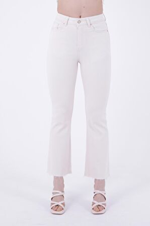 Geniş Paçalı ve Yüksek Belli Paçaları Dikişsiz Detaylı Esnek Mom Fit Kadın Kot Pantolon Natural
