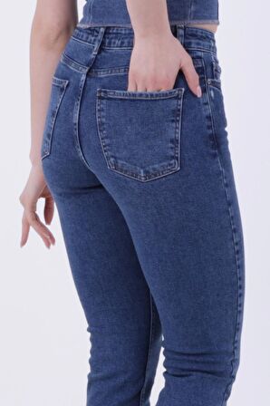 Paçaları Dikişsiz ve Yüksek Belli Cepli Astarsız Kadın Kot Pantolon Mom Fit Jean Koyu Mavi Denim