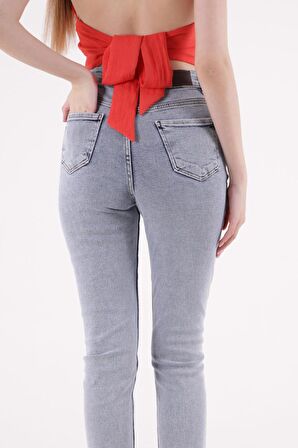 Paçaları Dikişsiz ve Yüksek Belli Cepli Astarsız Kadın Kot Pantolon Mom Fit Jean Kar Açık Mavi