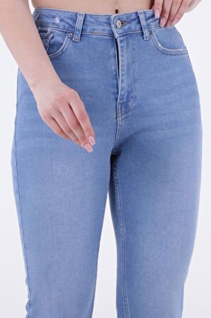 Paçaları Dikişsiz ve Yüksek Belli Cepli Astarsız Kadın Kot Pantolon Mom Fit Jean Açık Mavi Denim