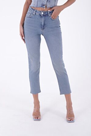 Paçaları Dikişsiz ve Yüksek Belli Cepli Astarsız Kadın Kot Pantolon Mom Fit Jean Orta Mavi Denim