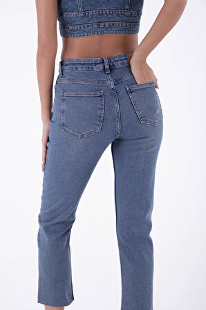 Cepleri ve Paçaları Taş Detaylı Yüksek Belli Mom Fit Kadın Kot Pantolon Jean Orta Mavi Tintli Denim