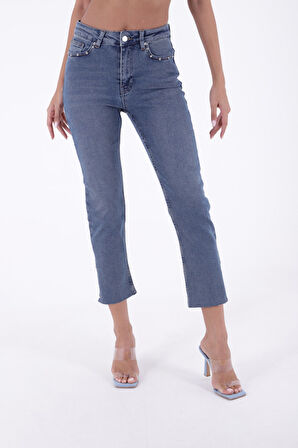 Cepleri ve Paçaları Taş Detaylı Yüksek Belli Mom Fit Kadın Kot Pantolon Jean Orta Mavi Tintli Denim