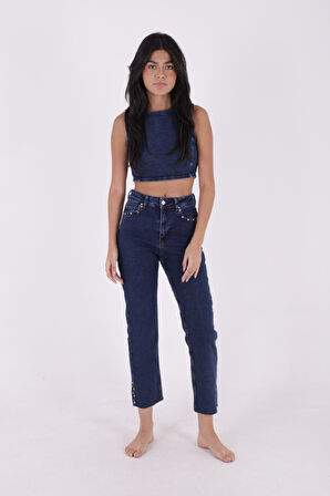 Paçaları Taşlı ve Yırtmaçlı Cepli Yüksek Belli Mom Fit Kadın Jean Kot Pantolon Düz Koyu Rins Denim