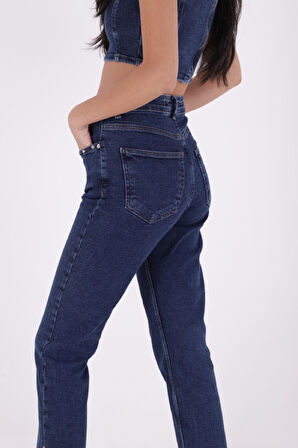 Paçaları Taşlı ve Yırtmaçlı Cepli Yüksek Belli Mom Fit Kadın Jean Kot Pantolon Düz Koyu Rins Denim