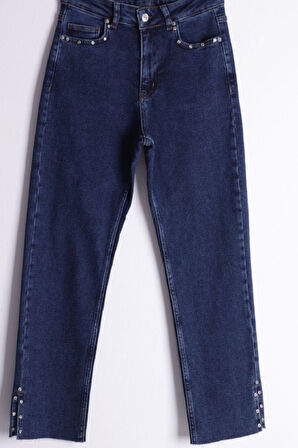 Paçaları Taşlı ve Yırtmaçlı Cepli Yüksek Belli Mom Fit Kadın Jean Kot Pantolon Düz Koyu Rins Denim