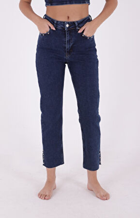 Paçaları Taşlı ve Yırtmaçlı Cepli Yüksek Belli Mom Fit Kadın Jean Kot Pantolon Düz Koyu Rins Denim