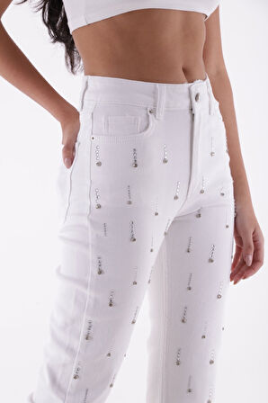 Önü Dekoratif Taş Detaylı ve Paçaları Dikişsiz Bilek Boy Mom Fit Kadın Jean Pantolon Beyaz