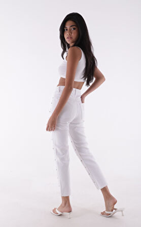 Önü Dekoratif Taş Detaylı ve Paçaları Dikişsiz Bilek Boy Mom Fit Kadın Jean Pantolon Beyaz