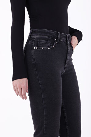 Paçaları Taşlı ve Yırtmaçlı Cepli Yüksek Belli Mom Fit Kadın Jean Kot Pantolon Düz Antrasit Denim