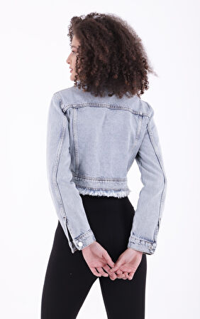 Püskül Detaylı ve Fermuarlı Kolları Düğmeli Kısa Kot Kadın Ceket Kar Yıkama Açık Mavi Denim