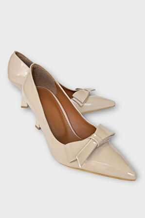 Kadın Fiyonk Tokalı Sivri Burun Topuklu Ayakkabı BEJ