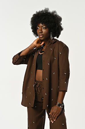 KADIN ÖNÜ TAŞ İŞLEMELİ KAHVERENGİ  GÖMLEK