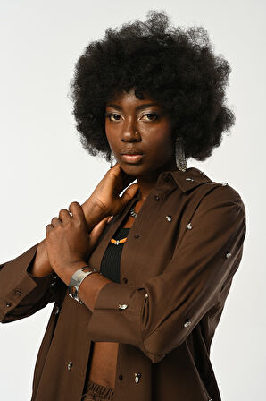 KADIN ÖNÜ TAŞ İŞLEMELİ KAHVERENGİ  GÖMLEK