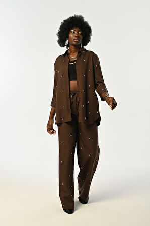 KADIN ÖNÜ TAŞ İŞLEMELİ KAHVERENGİ  GÖMLEK