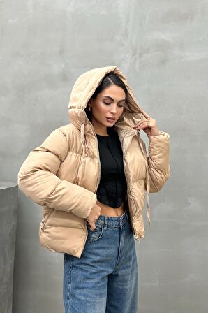 Bej Fermuarlı Kapüşonlu Kısa Şişme Mont
