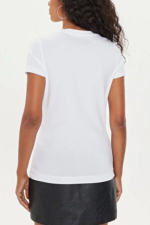 Guess Kadın  Üçgen Logolu Beyaz T-Shirt