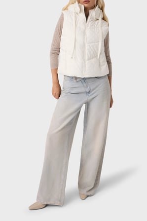 Guess Daisy Logolu Regular Fit Kapüşonlu Yaka Şişme Yelek Kadın YELEK W6BL53 W4182 G012 BEYAZ