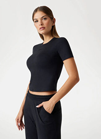 Guess Klasik Yaka Siyah Kadın T-Shirt Aki Kadın Aktif Slim Fit T-Shirt