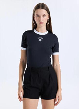 Guess Yarım balıkçı Yaka Baskılı Siyah Kadın T-Shirt Rose Kadın Top