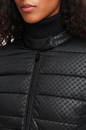 Guess New Vona Regular Fit Dik Yaka Şişme Mont W6YL16W2891 Kadın MONT W6YL16 W2891 JBLK SİYAH