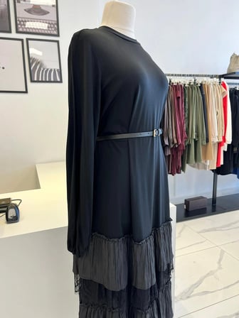 Nurcan Çetin Kemerli ve Dantel Detaylı Elbise