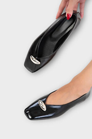 Kare Burun Toka Detaylı Kadın Babet SİYAH