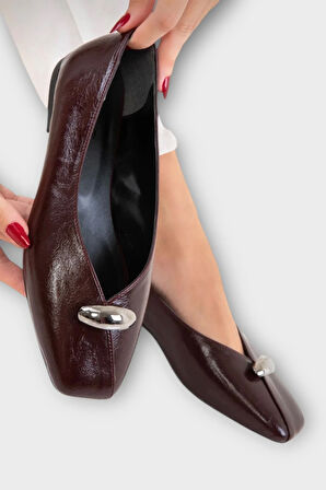 Kare Burun Toka Detaylı Kadın Babet BORDO