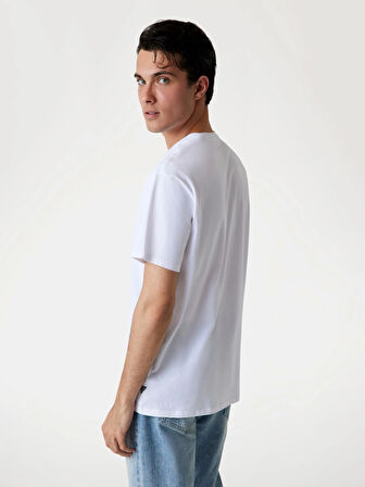 Guess Embosse Erkek Beyaz Regular Fit T-Shirt M5YI44KBW41-G011