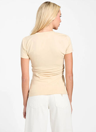 Guess Yarım balıkçı Yaka Baskılı Krem Kadın T-Shirt Pytho Kadın Slim Fit T-Shirt