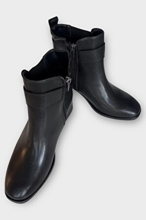 Toka Detaylı Kalın Topuk Sivri Burun Kadın Bot SİYAH - GÜMÜŞ