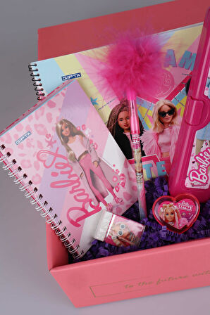 DEKOMUS ÖZEL KUTULU "PINK LOVE" YENİ SEZON LİSANSLI BARBIE PİPETLİ BARDAK İLE OKUL KIRTASİYE SETİ