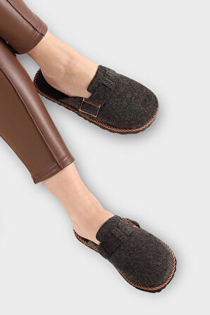 Tokalı Keçe Kumaşlı Ev Terliği FÜME