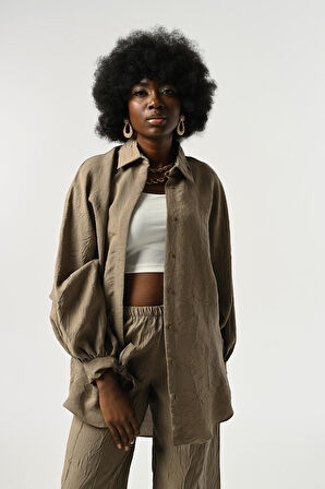 KADIN KOLLARI BAĞLAMA DETAYLI KIRIŞIK KUMAŞ DÜZ RENK OVERSİZE GÖMLEK