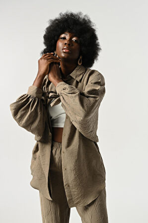 KADIN KOLLARI BAĞLAMA DETAYLI KIRIŞIK KUMAŞ DÜZ RENK OVERSİZE GÖMLEK