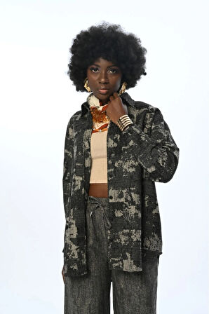 KADIN DESENLİ SİYAH RENK OVERSİZE KESİM GÖMLEK