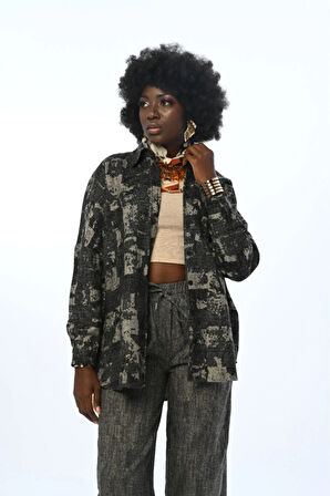 KADIN DESENLİ SİYAH RENK OVERSİZE KESİM GÖMLEK