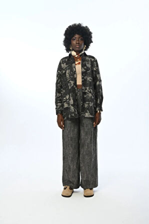 KADIN DESENLİ SİYAH RENK OVERSİZE KESİM GÖMLEK