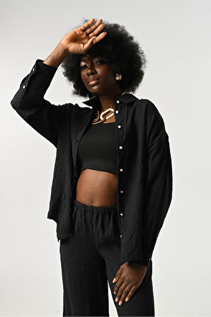 KADIN DÜĞME DETAYLI KIRIŞIK KUMAŞ DÜZ RENK GÖMLEK