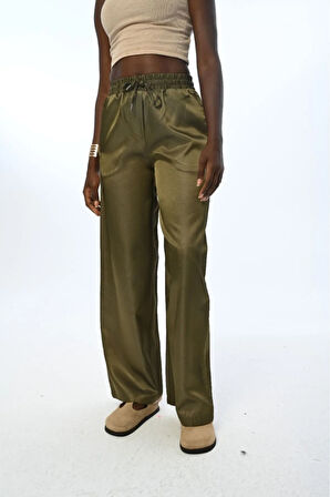 KADIN BELİ LASTİKLİ BOL PAÇA PARLAK KUMAŞ DÜZ RENK PANTOLON