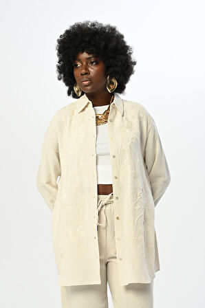 KADIN NAKIŞ İŞLEMELİ DÜZ RENK OVERSİZE KESİM GÖMLEK