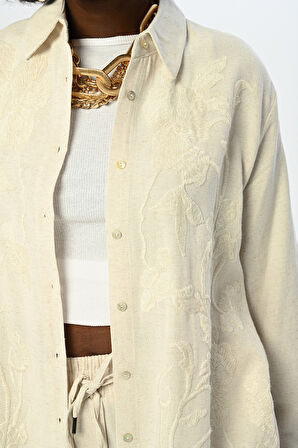 KADIN NAKIŞ İŞLEMELİ DÜZ RENK OVERSİZE KESİM GÖMLEK