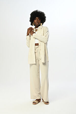 KADIN NAKIŞ İŞLEMELİ DÜZ RENK OVERSİZE KESİM GÖMLEK