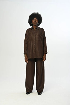 KADIN DÜZ RENK SİMLİ ÇİFT CEPLİ KOLLARI BÜZGÜLÜ OVERSİZE KESİM GÖMLEK