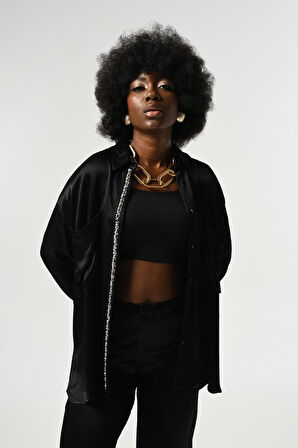 KADIN ÖNÜ VE KOLLARI TAŞ-PUL İŞLEMELİ DÜZ RENK GÖMLEK