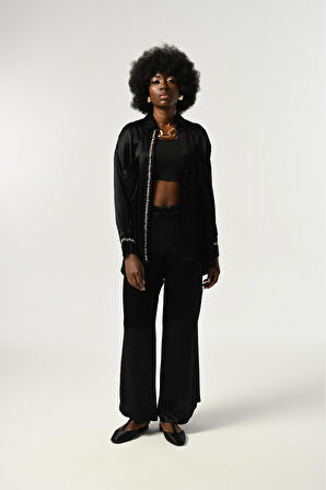 KADIN ÖNÜ VE KOLLARI TAŞ-PUL İŞLEMELİ DÜZ RENK GÖMLEK